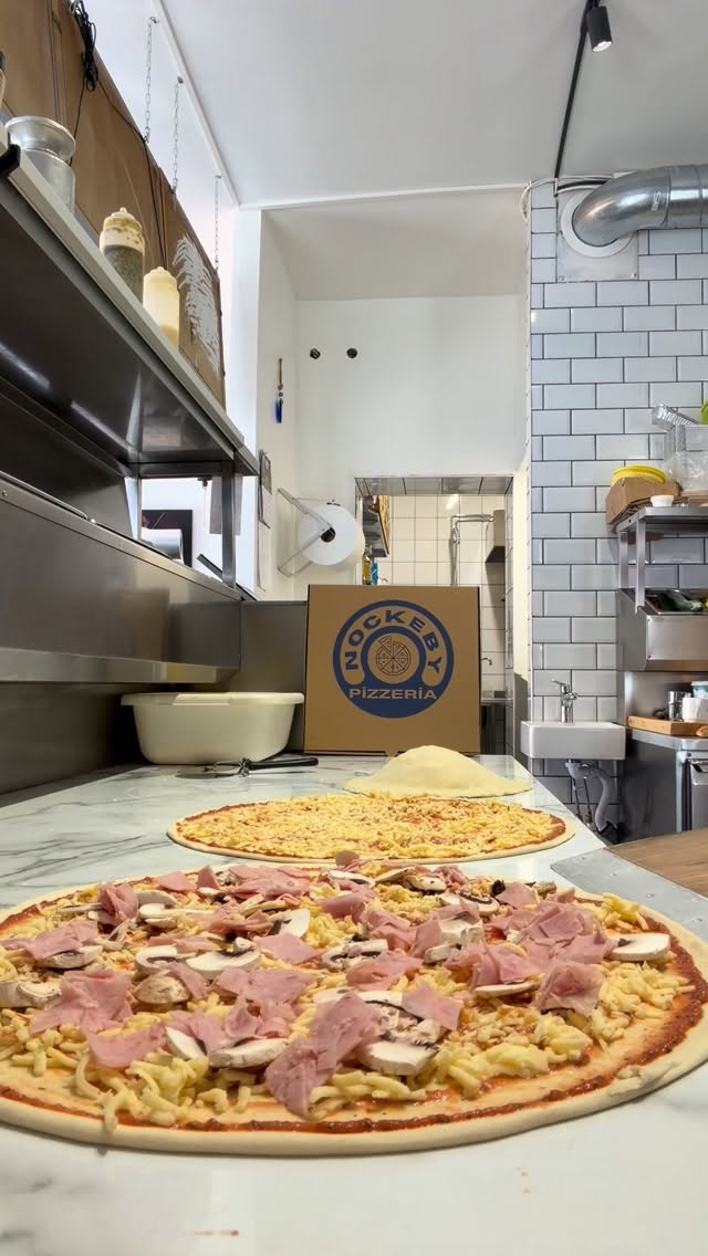 Pizzor under tillagning i köket