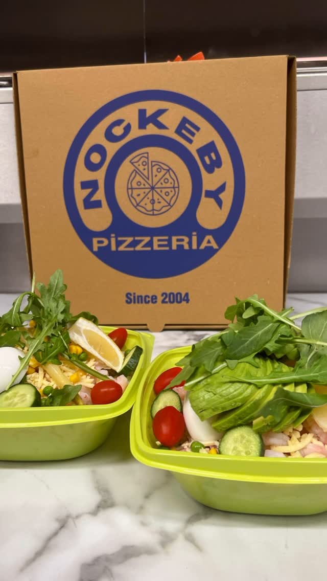 Sallader framför en Nockeby Pizzeria-kartong