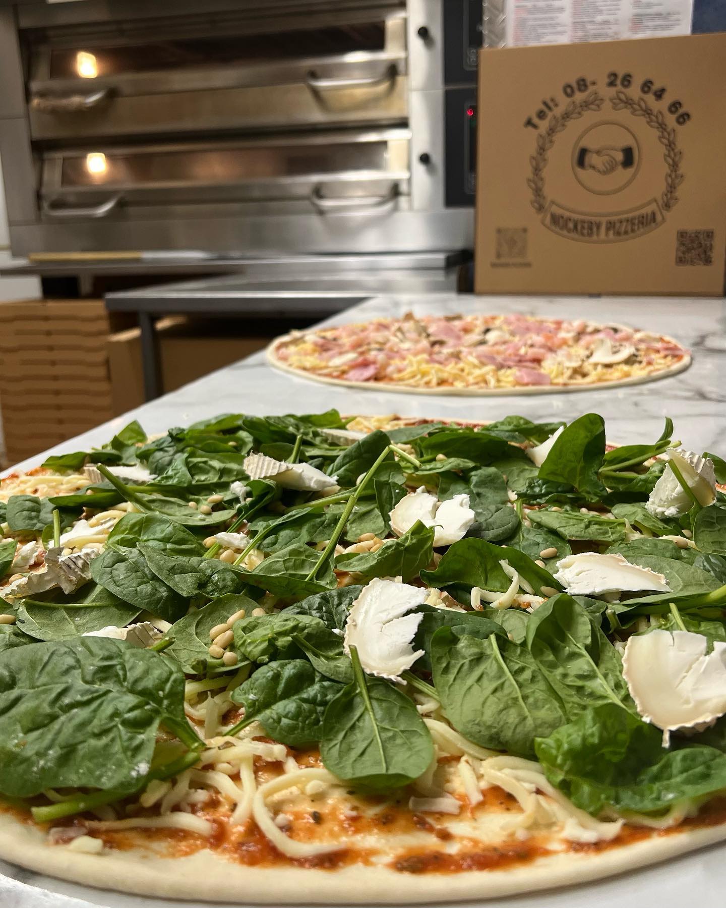 Pizzor med färska ingredienser på Nockeby Pizzeria